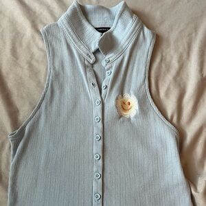 Medium buttoned up tank top with flower emblem